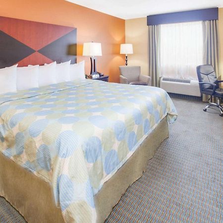 Days Inn & Suites By Wyndham Ръселвил Екстериор снимка