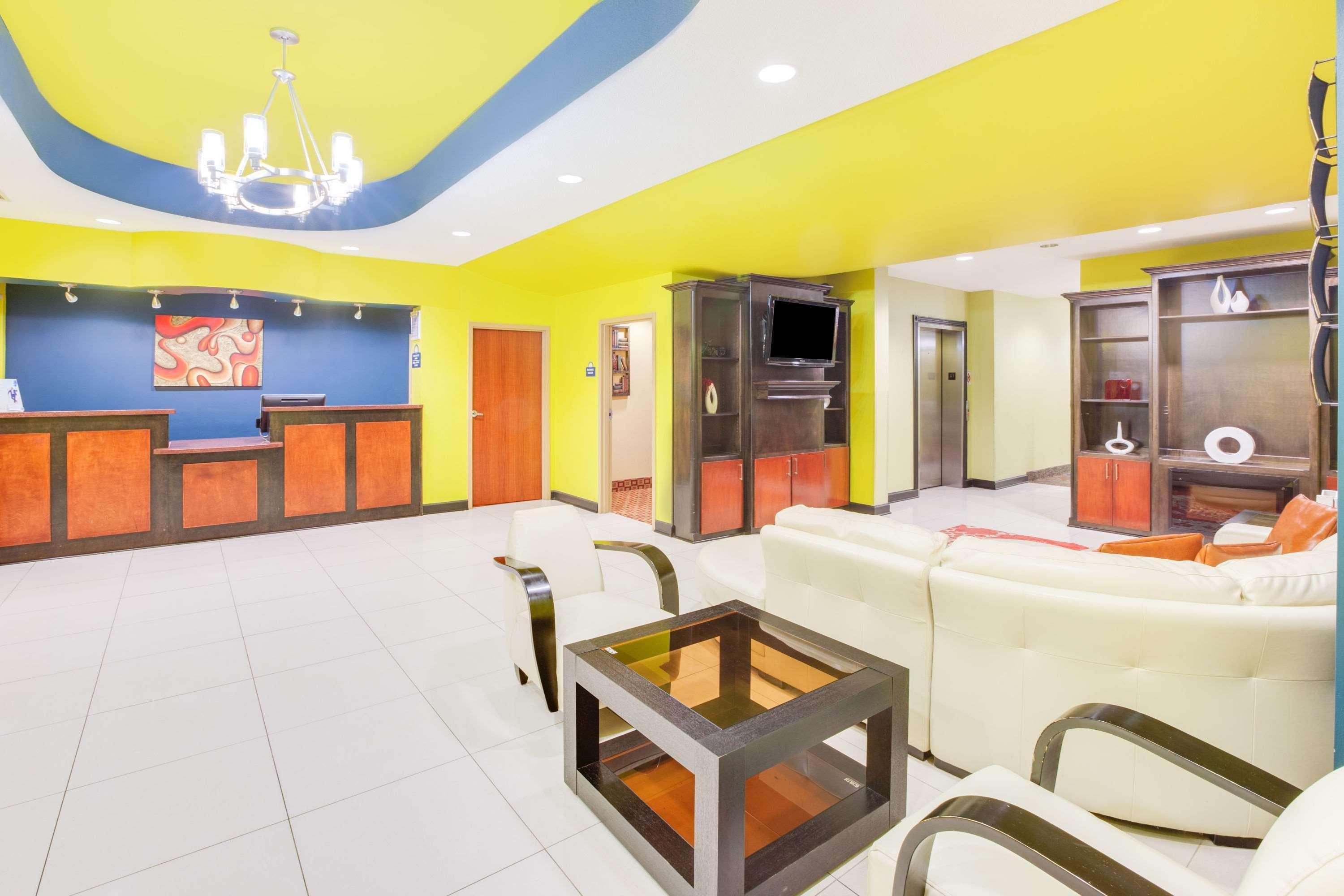 Days Inn & Suites By Wyndham Ръселвил Екстериор снимка